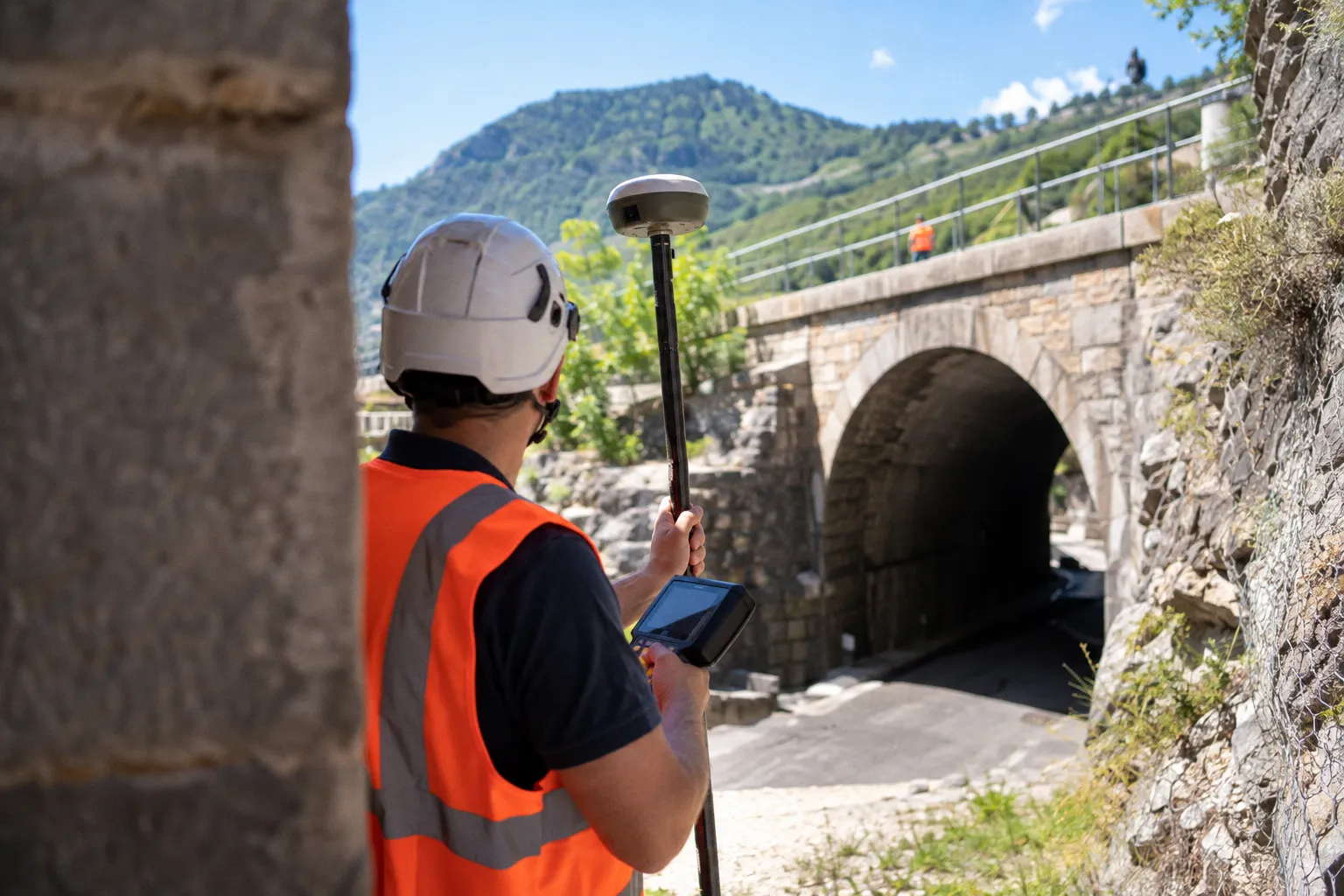 Hybrid Positioning Method Keeps Centimeter Accuracy Alive When Correction Signals Drop