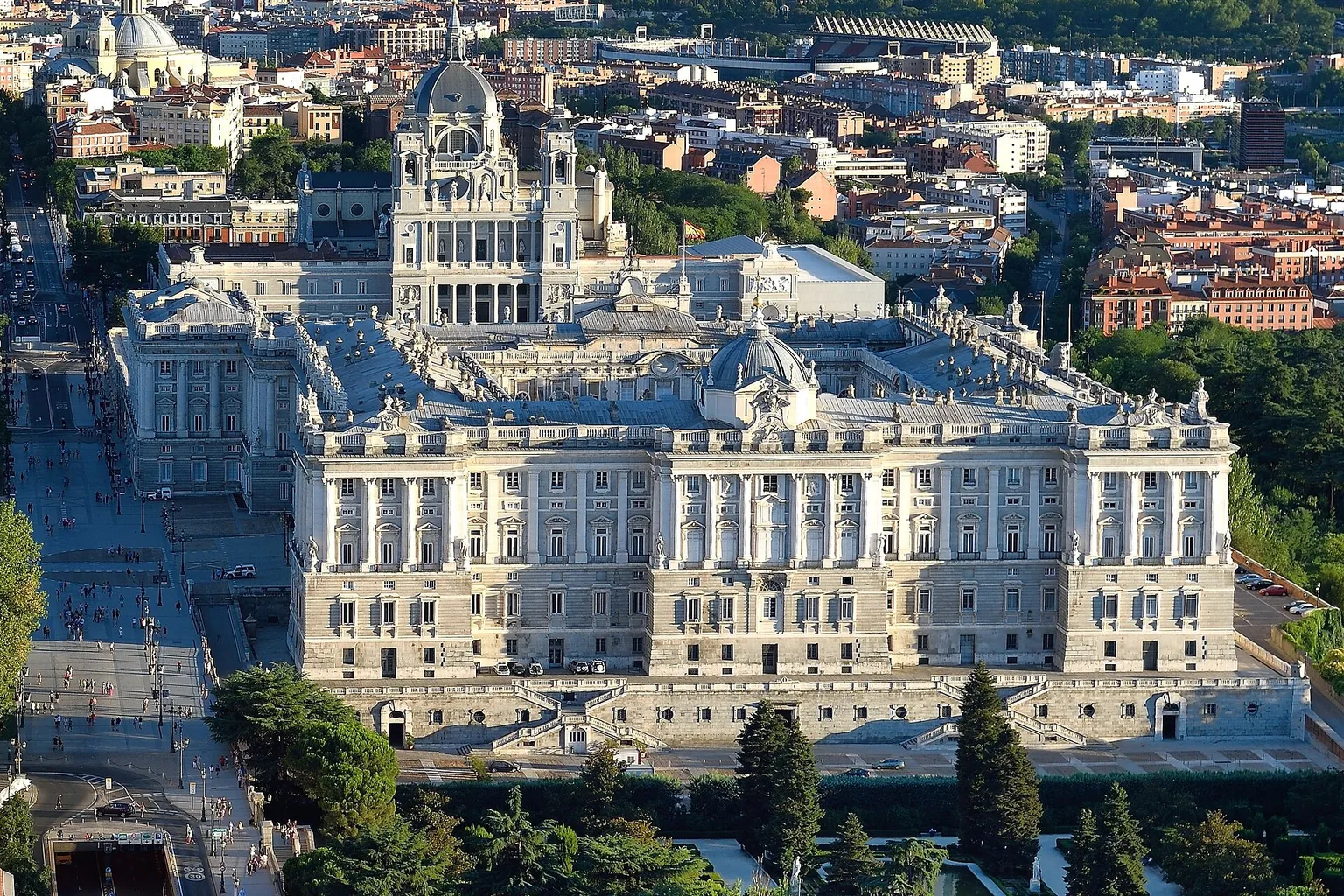 Palais royal de Madrid tarifs : billet simple ou visite guidée ?