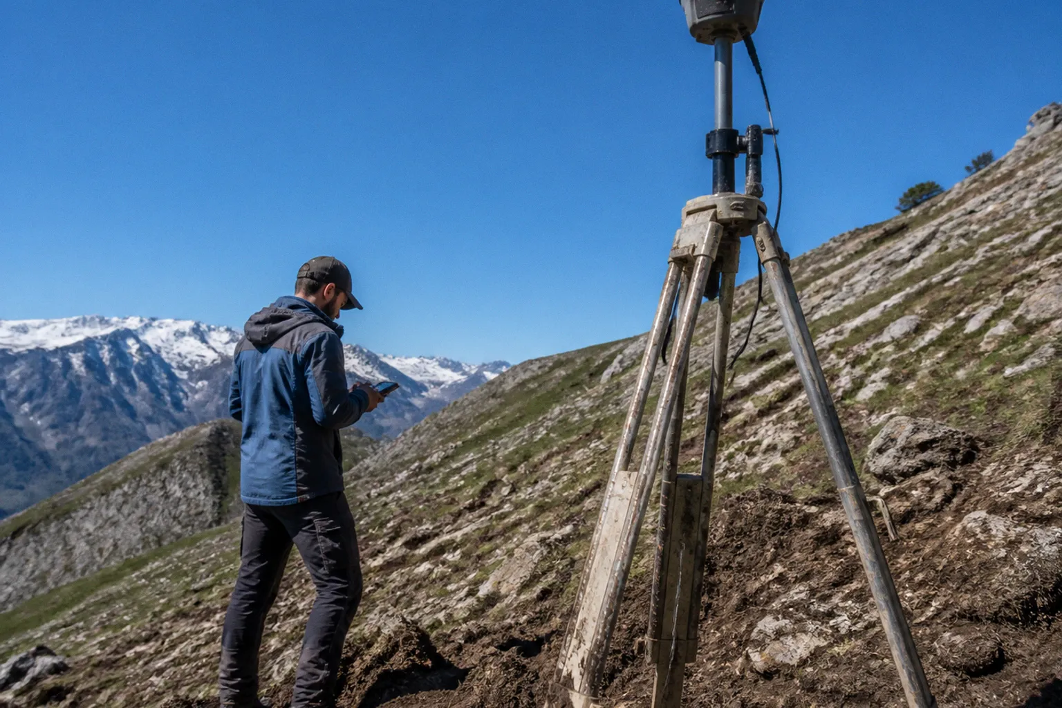 QField vs Mergin Maps : différences et choix sur le terrain
